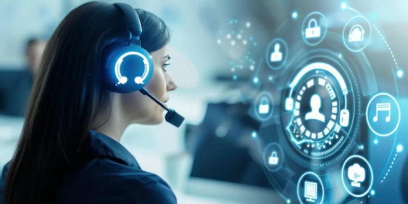 Liên hệ qua hotline 24/7 là phương thức quen thuộc và tiện lợi cho mọi người